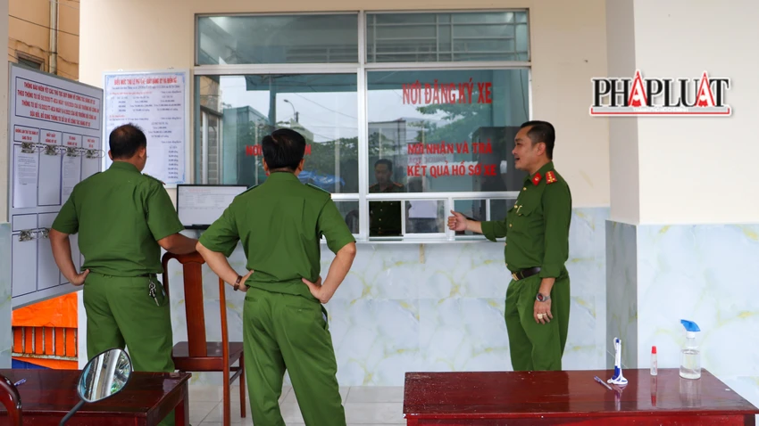 Để triển khai thực hiện tốt nhiệm vụ Bộ Công an giao, lãnh đạo Công an TP Cần Thơ đã chỉ đạo các phòng chức năng tổ chức tập huấn nghiệp vụ, bổ sung máy móc, trang thiết bị, sửa chữa trụ sở làm việc, nơi tiếp nhận hồ sơ... cho lực lượng công an địa phương. Để triển khai thực hiện tốt nhiệm vụ Bộ Công an giao, lãnh đạo Công an TP Cần Thơ đã chỉ đạo các phòng chức năng tổ chức tập huấn nghiệp vụ, bổ sung máy móc, trang thiết bị, sửa chữa trụ sở làm việc, nơi tiếp nhận hồ sơ... cho lực lượng công an địa phương.