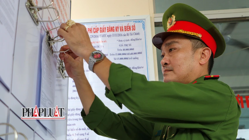 Đại úy Nguyễn Thanh Phong, Trưởng Công an xã Mỹ Khánh (huyện Phong Điền), cho hay lãnh đạo Công an TP và Công an huyện đã chỉ đạo quyết liệt, tạo mọi điều kiện để Công an xã triển khai thực hiện việc đăng ký, cấp BKS xe mô tô, xe máy... Đại úy Nguyễn Thanh Phong, Trưởng Công an xã Mỹ Khánh (huyện Phong Điền), cho hay lãnh đạo Công an TP và Công an huyện đã chỉ đạo quyết liệt, tạo mọi điều kiện để Công an xã triển khai thực hiện việc đăng ký, cấp BKS xe mô tô, xe máy...