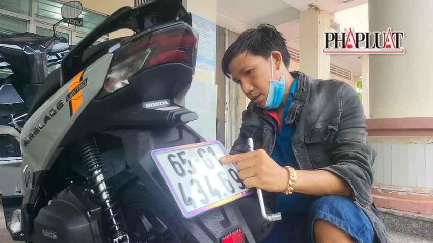 Trong buổi sáng đầu tiên triển khai thực hiện nhiệm vụ mới, Công an xã Mỹ Khánh đã tiến hành đăng ký BKS mới cho bốn phương tiện và thực hiện thủ tục sang tên cho ba xe khác. Là một trong những người đầu tiên thực hiện đăng ký cấp BKS xe máy tại công an xã, anh Huỳnh Thanh Hải (ngụ xã Mỹ Khánh), cho biết việc đăng ký và lấy BKS diễn ra rất nhanh, tiết kiệm nhiều thời gian cho người dân. Trong buổi sáng đầu tiên triển khai thực hiện nhiệm vụ mới, Công an xã Mỹ Khánh đã tiến hành đăng ký BKS mới cho bốn phương tiện và thực hiện thủ tục sang tên cho ba xe khác. Là một trong những người đầu tiên thực hiện đăng ký cấp BKS xe máy tại công an xã, anh Huỳnh Thanh Hải (ngụ xã Mỹ Khánh), cho biết việc đăng ký và lấy BKS diễn ra rất nhanh, tiết kiệm nhiều thời gian cho người dân.
