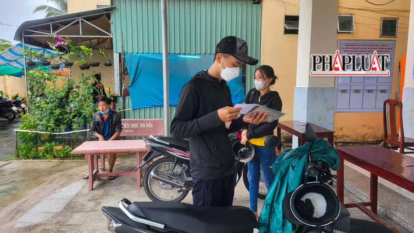 “Hồi mua mấy xe trước, tôi đi lấy BKS ở Công an huyện, do số người đông nên thời gian thực hiện hơi lâu, ảnh hưởng thời gian công việc việc làm. Giờ chuyển về xã như thế này rất là tiện cho dân, gần nhà bà con đi lại cũng tiện, số người ít hơn nên làm thủ tục cũng nhanh hơn” - Anh Hải nói. “Hồi mua mấy xe trước, tôi đi lấy BKS ở Công an huyện, do số người đông nên thời gian thực hiện hơi lâu, ảnh hưởng thời gian công việc việc làm. Giờ chuyển về xã như thế này rất là tiện cho dân, gần nhà bà con đi lại cũng tiện, số người ít hơn nên làm thủ tục cũng nhanh hơn” - Anh Hải nói.