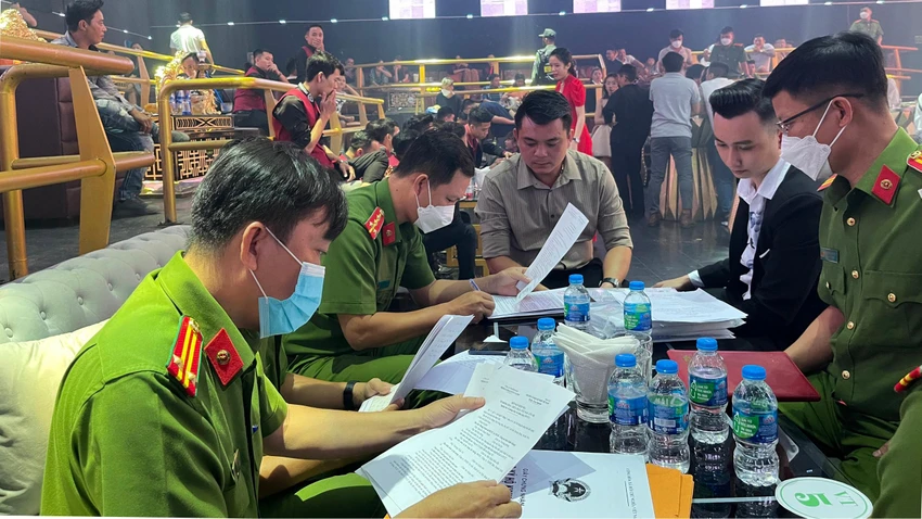 Lực lượng Công an kiểm tra giấy tờ và lập biên bản vụ việc. Ảnh: HOÀN DUNG Lực lượng Công an kiểm tra giấy tờ và lập biên bản vụ việc. Ảnh: HOÀN DUNG