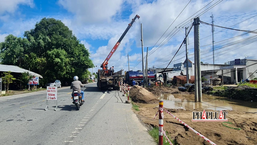 Thực trạng nguồn khai thác cung cấp để cát đắp ở ĐBSCL hiện ngày càng khan hiếm, không ổn định và không đáp ứng khối lượng thi công. Ảnh: CHÂU ANH Thực trạng nguồn khai thác cung cấp để cát đắp ở ĐBSCL hiện ngày càng khan hiếm, không ổn định và không đáp ứng khối lượng thi công. Ảnh: CHÂU ANH