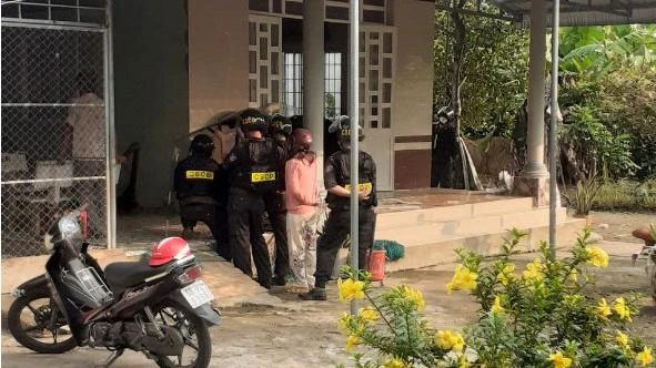 Hiện trường nơi Vương dùng súng khống chế bắt giữ mẹ vợ. Ảnh: VĂN VŨ Hiện trường nơi Vương dùng súng khống chế bắt giữ mẹ vợ. Ảnh: VĂN VŨ