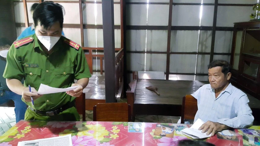 Cơ quan CSĐT Công an huyện Long Mỹ triển khai các Quyết định đối với ông Nguyễn Văn Chiến (người ngồi). Ảnh: HOÀI XUYÊN/CAHG