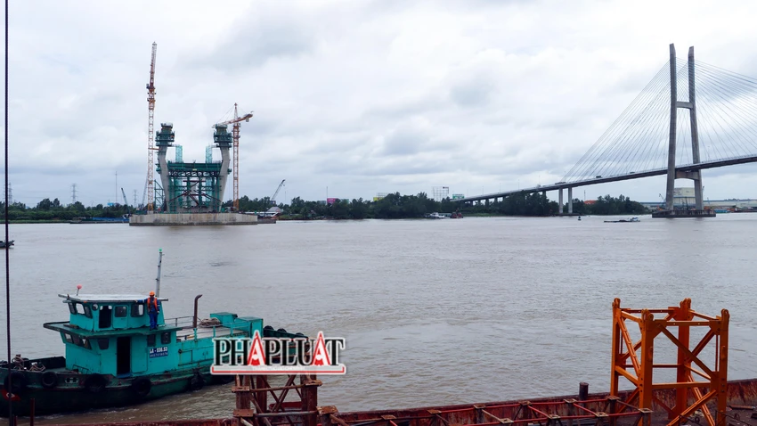 Anh Nguyễn Đình Tuẩn, cán bộ kỹ thuật đang thi công gói thầu XL03B chia sẻ: “Hiện gói thầu tiến độ đang bám sát với tiến độ chủ đầu tư đề ra dù tiến độ bị ảnh hưởng ít nhiều bởi thời gian giãn cách do dịch bệnh COVID-19. Một khó khăn khác là hiện nay đã bắt đầu vào mùa mưa, trong khi đó, tính chất công việc của chúng tôi là làm trên cao nên không thể thi công được khi trời mưa. Do đó, chúng tôi phải sắp xếp cân đối thời gian, tận dụng những lúc không mưa để làm., tăng ca, tăng số người, không có ngày nghỉ, ngày lễ, cuối tuần...” Anh Nguyễn Đình Tuẩn, cán bộ kỹ thuật đang thi công gói thầu XL03B chia sẻ: “Hiện gói thầu tiến độ đang bám sát với tiến độ chủ đầu tư đề ra dù tiến độ bị ảnh hưởng ít nhiều bởi thời gian giãn cách do dịch bệnh COVID-19. Một khó khăn khác là hiện nay đã bắt đầu vào mùa mưa, trong khi đó, tính chất công việc của chúng tôi là làm trên cao nên không thể thi công được khi trời mưa. Do đó, chúng tôi phải sắp xếp cân đối thời gian, tận dụng những lúc không mưa để làm., tăng ca, tăng số người, không có ngày nghỉ, ngày lễ, cuối tuần...”