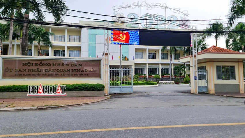 Thanh tra TP Cần Thơ đã chuyển hồ sơ sai phạm đất đai tại quận Ninh Kiều cho công an. Ảnh: CHÂU ANH Thanh tra TP Cần Thơ đã chuyển hồ sơ sai phạm đất đai tại quận Ninh Kiều cho công an. Ảnh: CHÂU ANH