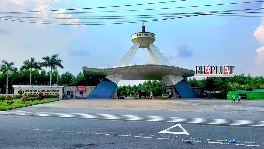 Công ty giấy Lee&amp;Man tọa lạc tại cụm công nghiệp tập trung Phú Hữu A (thị trấn Mái Dầm, huyện Châu Thành, Hậu Giang). Ảnh: CHÂU ANH