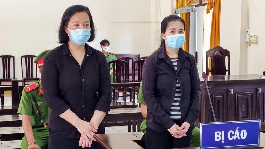 Từ trái qua: Bị cáo Nguyễn Thị Mỹ Hoa và bị cáo Nguyễn Thị Mỹ Nhung tại tòa. Ảnh: VĂN VŨ Từ trái qua: Bị cáo Nguyễn Thị Mỹ Hoa và bị cáo Nguyễn Thị Mỹ Nhung tại tòa. Ảnh: VĂN VŨ