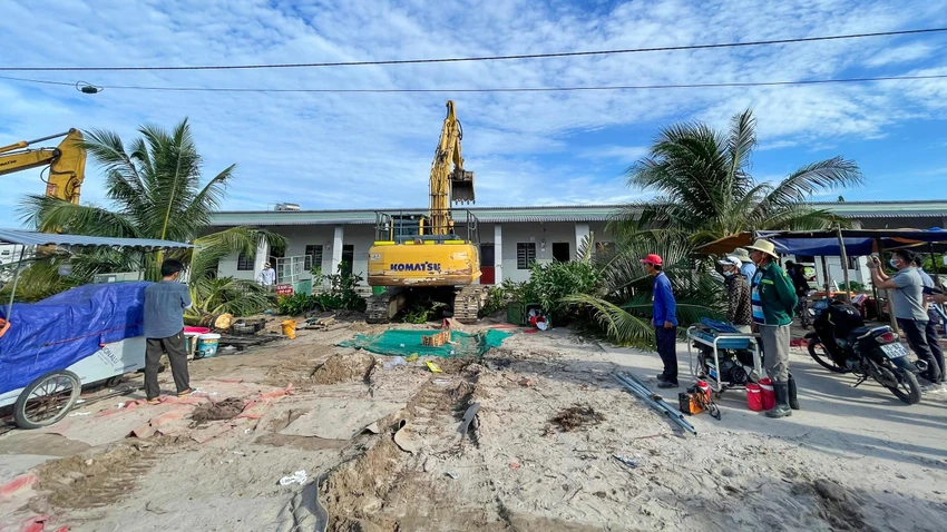 Lực lượng chức năng TP Phú Quốc, tỉnh Kiên Giang tiến hành cưỡng chế, buộc tháo dỡ công trình xây dựng trái phép trên đất dự án hồi tháng 5-2022. Ảnh: PD Lực lượng chức năng TP Phú Quốc, tỉnh Kiên Giang tiến hành cưỡng chế, buộc tháo dỡ công trình xây dựng trái phép trên đất dự án hồi tháng 5-2022. Ảnh: PD