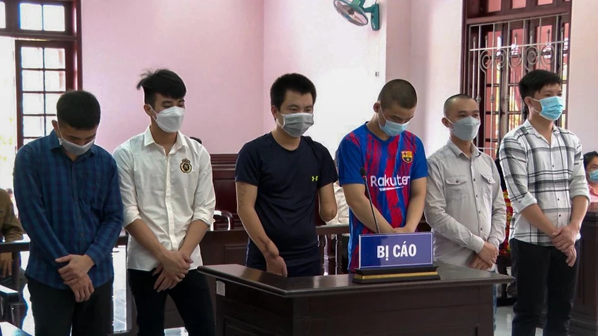 Sáu bị cáo tại phiên xử sơ thẩm. Ảnh: BẢO BẢO Sáu bị cáo tại phiên xử sơ thẩm. Ảnh: BẢO BẢO