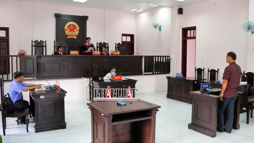 HĐXX tuyên hủy bản án sơ thẩm, giao hồ sơ về VKS TP Vị Thanh điều tra, làm rõ lại vụ án. Ảnh: CHÂU ANH HĐXX tuyên hủy bản án sơ thẩm, giao hồ sơ về VKS TP Vị Thanh điều tra, làm rõ lại vụ án. Ảnh: CHÂU ANH