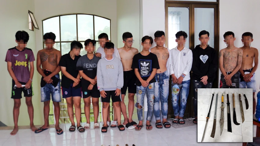 Nhóm của Trường Em tại cơ quan công an (ảnh lớn) và hung khí nhóm này mang theo để chuẩn bị gặp nhóm của Tài (ảnh nhỏ). Ảnh: VĂN VŨ Nhóm của Trường Em tại cơ quan công an (ảnh lớn) và hung khí nhóm này mang theo để chuẩn bị gặp nhóm của Tài (ảnh nhỏ). Ảnh: VĂN VŨ