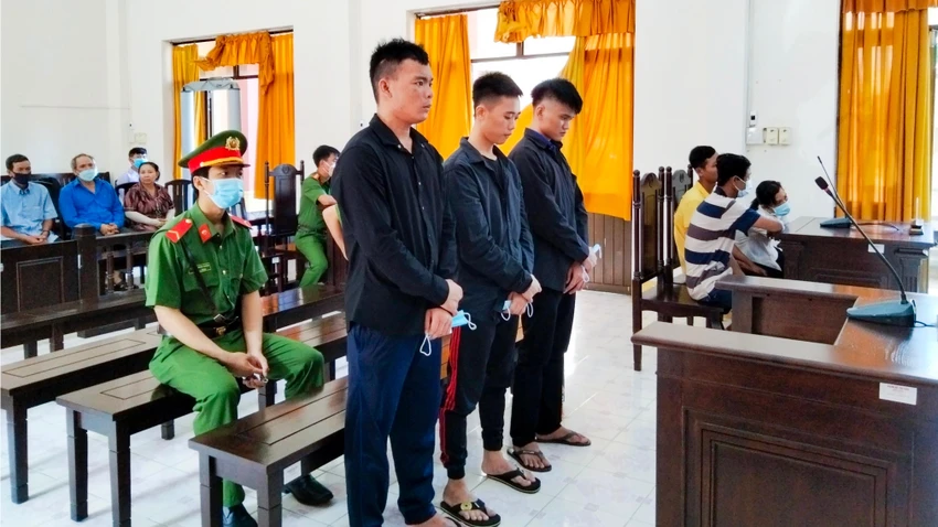 Ba bị cáo tại phiên xử sơ thẩm. Ảnh: AT Ba bị cáo tại phiên xử sơ thẩm. Ảnh: AT