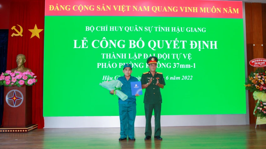 Đại tá Đặng Hoàng Khởi (bìa phải), Phó Chỉ huy trưởng Bộ Chỉ huy Quân sự tỉnh trao Quyết định thành lập Đại đội tự vệ pháo phòng không 37mm-1 Công ty Điện lực Hậu Giang. Ảnh: VĂN NGUYỄN Đại tá Đặng Hoàng Khởi (bìa phải), Phó Chỉ huy trưởng Bộ Chỉ huy Quân sự tỉnh trao Quyết định thành lập Đại đội tự vệ pháo phòng không 37mm-1 Công ty Điện lực Hậu Giang. Ảnh: VĂN NGUYỄN