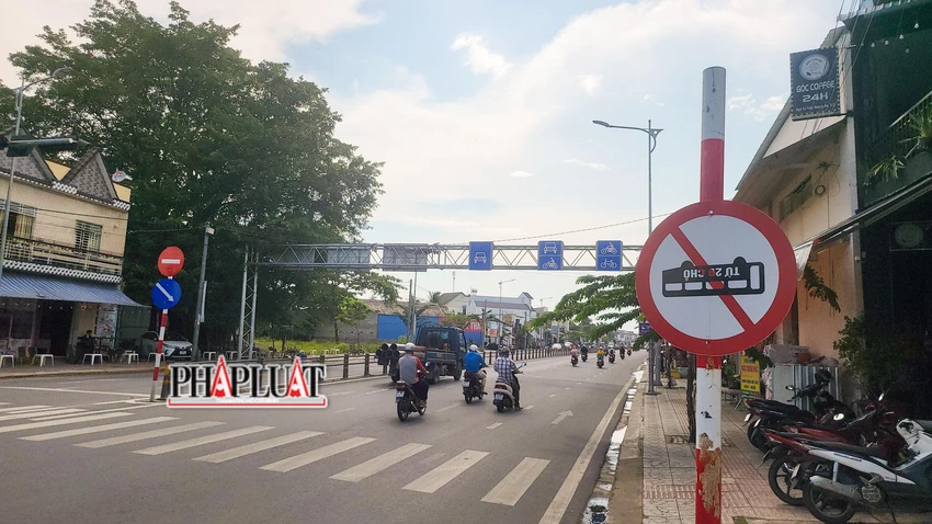 Trước đó, đơn vị thi công từng có văn bản gửi Thành ủy, UBND TP Cần Thơ và một số cơ quan liên quan xin phép tạm dừng lưu thông trên tuyến đường này để hoàn tất thủ tục bàn giao công trình đưa vào sử dụng. Ảnh: CHÂU ANH Trước đó, đơn vị thi công từng có văn bản gửi Thành ủy, UBND TP Cần Thơ và một số cơ quan liên quan xin phép tạm dừng lưu thông trên tuyến đường này để hoàn tất thủ tục bàn giao công trình đưa vào sử dụng. Ảnh: CHÂU ANH