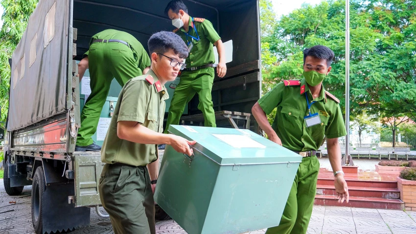 Từ nơi in sao đến các điểm thi, xe chở đề thi không dừng đỗ và luôn có công an giám sát. Ảnh: TT Từ nơi in sao đến các điểm thi, xe chở đề thi không dừng đỗ và luôn có công an giám sát. Ảnh: TT