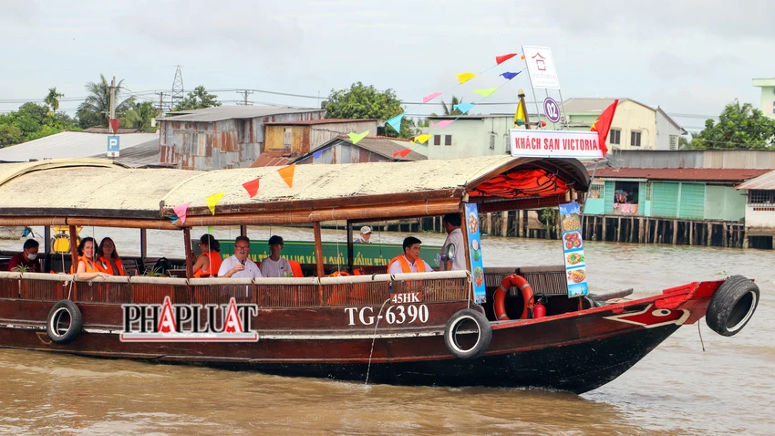 Đa phần du khách khi đến Cần Thơ đều tham quan Chợ nổi Cái Răng vì đây là nét văn hóa độc đáo của cư dân địa phương. Đa phần du khách khi đến Cần Thơ đều tham quan Chợ nổi Cái Răng vì đây là nét văn hóa độc đáo của cư dân địa phương.