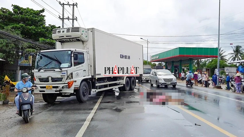 Hiện trường vụ tai nạn trên quốc lộ 50 làm người đàn ông tử vong tại chỗ. Ảnh: THẢO VY Hiện trường vụ tai nạn trên quốc lộ 50 làm người đàn ông tử vong tại chỗ. Ảnh: THẢO VY