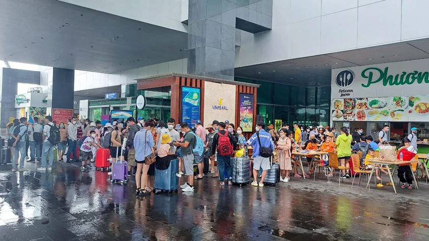 Trong ngày 12-7, Cảng Hàng không quốc tế Phú Quốc có 141 chuyến bay đi và đến với hơn 26.000 khách. Ảnh: THY TUẤN Trong ngày 12-7, Cảng Hàng không quốc tế Phú Quốc có 141 chuyến bay đi và đến với hơn 26.000 khách. Ảnh: THY TUẤN