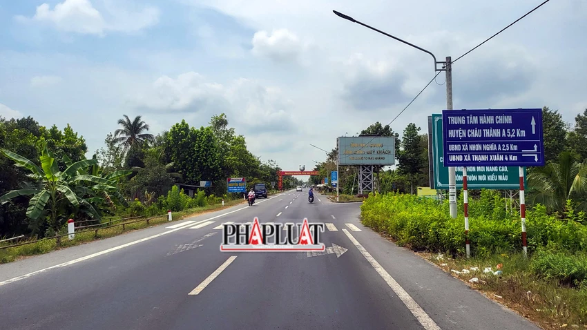 Quốc lộ 61C dài khoảng 48 km, trước đây là tuyến đường nối Vị Thanh - Cần Thơ do UBND TP Cần Thơ và UBND tỉnh Hậu Giang triển khai đầu tư xây dựng, giai đoạn 1 hoàn thành năm 2012 với quy mô hai làn xe. Ảnh: CHÂU ANH