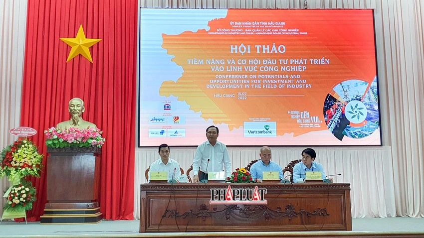 Ông Lê Công Lý, Trưởng Ban Tuyên giáo Tỉnh ủy Hậu Giang phát biểu tại Hội thảo tiềm năng và cơ hội đầu tư phát triển vào lĩnh vực công nghiệp. Ảnh: CHÂU ANH Ông Lê Công Lý, Trưởng Ban Tuyên giáo Tỉnh ủy Hậu Giang phát biểu tại Hội thảo tiềm năng và cơ hội đầu tư phát triển vào lĩnh vực công nghiệp. Ảnh: CHÂU ANH