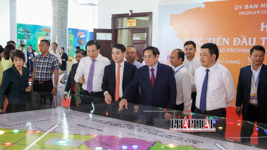 Sau 18 năm chia tách tỉnh, Hậu Giang đã có những bước chuyển mình, phát triển vượt bậc trên tất cả các lĩnh vực, các chỉ số phát triển kinh tế - xã hội luôn ở mức phấn khởi. Sau 18 năm chia tách tỉnh, Hậu Giang đã có những bước chuyển mình, phát triển vượt bậc trên tất cả các lĩnh vực, các chỉ số phát triển kinh tế - xã hội luôn ở mức phấn khởi.