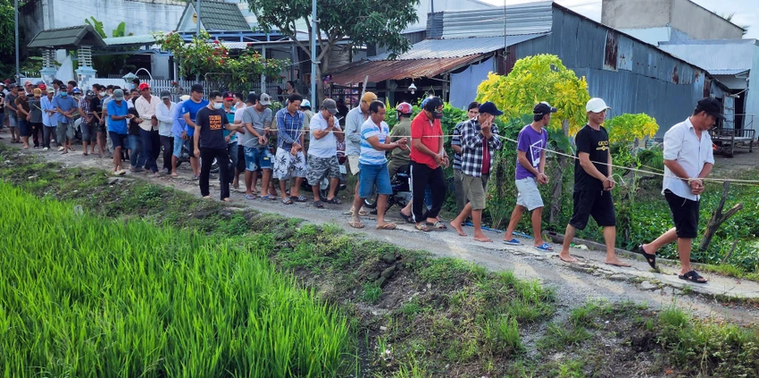 Tại hiện trường, Công an đã tạm giữ được 35 người, khoảng 172 triệu đồng và nhiều tang vật khác có liên quan. Ảnh: VĂN VŨ