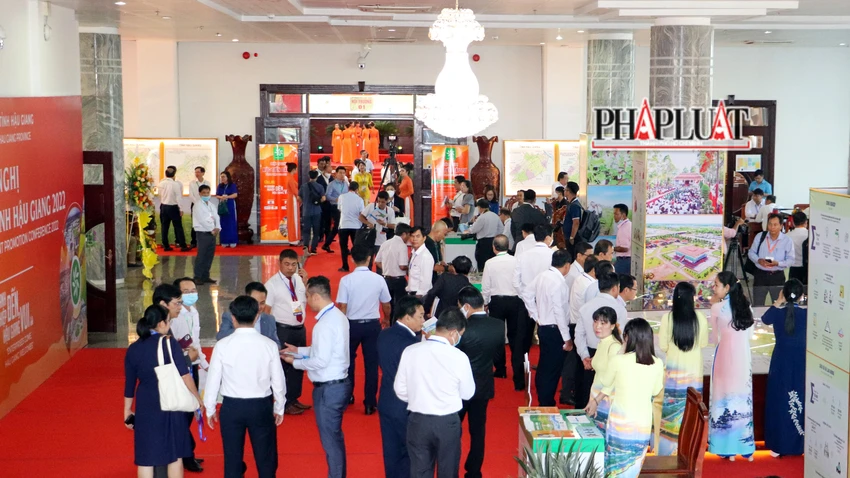 Tại Hội nghị Xúc tiến đầu tư lần này, tỉnh Hậu Giang dự kiến sẽ kêu gọi đầu tư 79 dự án, với tổng diện tích gần 30 ha, tổng mức vốn dự kiến hơn 38.200 tỉ đồng. Tại Hội nghị Xúc tiến đầu tư lần này, tỉnh Hậu Giang dự kiến sẽ kêu gọi đầu tư 79 dự án, với tổng diện tích gần 30 ha, tổng mức vốn dự kiến hơn 38.200 tỉ đồng.