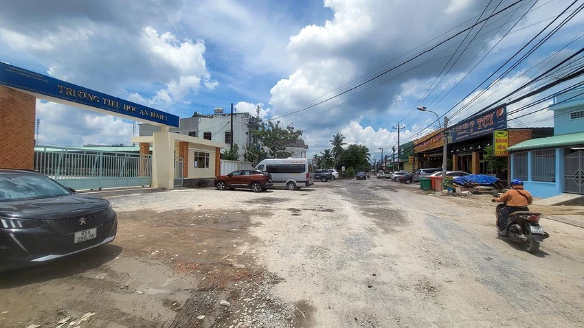 Theo ông Tâm, toàn tuyến có khoảng 163 hộ bị ảnh hưởng bởi dự án, hiện vẫn còn 66 hộ chưa đồng ý giao mặt bằng, trong đó đoạn từ trường Tiểu học An Bình 1 đến đường tỉnh 923 chỉ khoảng 400m, nhưng có đến 55 hộ chưa bàn giao mặt bằng.