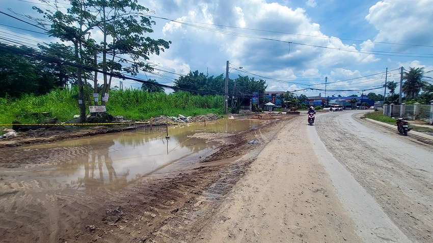 Nói về lý do có đoạn chỉ thi công hoàn thiện một bên, Phó Giám đốc Ban Quản lý dự án ODA Cần Thơ cho hay do còn một số hộ dân chưa bàn giao mặt bằng và còn vướng lưới điện chưa di dời.