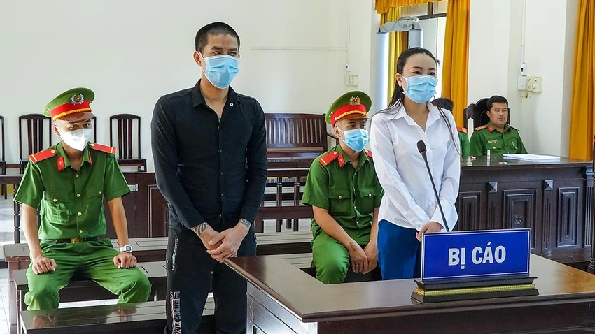 Hai bị cáo Nguyễn Tiến Dũng và Lê Thị Thùy Linh tại tòa. Ảnh: VĂN VŨ Hai bị cáo Nguyễn Tiến Dũng và Lê Thị Thùy Linh tại tòa. Ảnh: VĂN VŨ