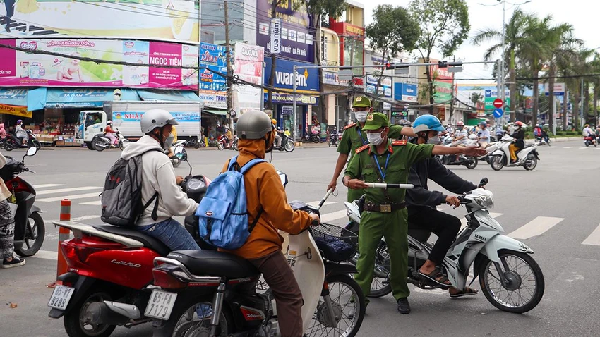 Sáng 9-8, tại giao lộ đường 3-2 với đường Nguyễn Văn Linh, chỉ trong một giờ, đội Cảnh sát trật tự, thuộc phòng Quản lý Hành chính và Trật tự xã hội, Công an TP Cần Thơ đã phát hiện và xử lý nhiều trường hợp vi phạm. Sáng 9-8, tại giao lộ đường 3-2 với đường Nguyễn Văn Linh, chỉ trong một giờ, đội Cảnh sát trật tự, thuộc phòng Quản lý Hành chính và Trật tự xã hội, Công an TP Cần Thơ đã phát hiện và xử lý nhiều trường hợp vi phạm.