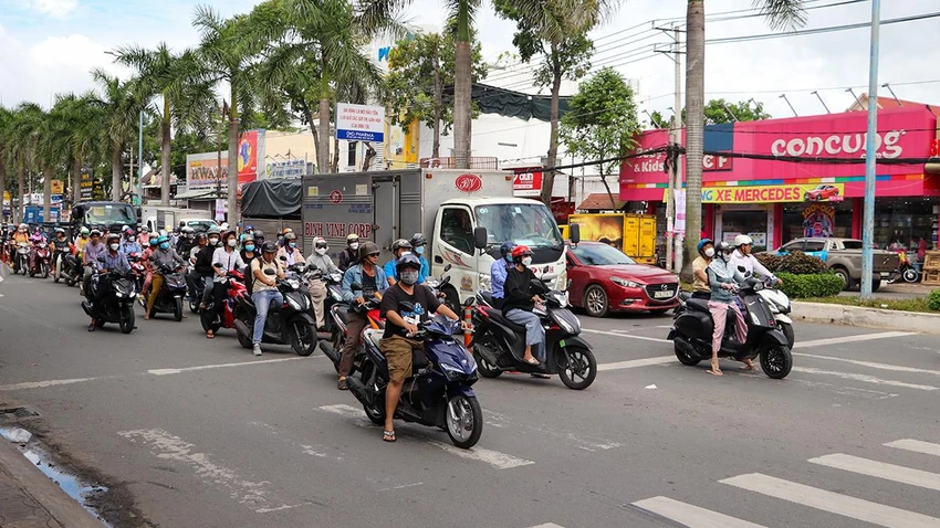 Tuy nhiên, qua nhiều năm triển khai, thực tế một số người tham gia giao thông, chủ yếu là xe máy phớt lờ biển cấm. Thậm chí, dù ngành chức năng đã lắp đặt dãy phân cách mềm, nhưng nhiều người vẫn thản nhiên dừng xe, chờ đèn đỏ trên làn đường rẽ phải như kiểu “xe ưu tiên”. Hành động này gây không ít cản trở cho các phương tiện có ý định rẽ phải, đặc biệt là xe ô tô, xe tải, tiềm ẩn nguy cơ mất an toàn giao thông. Tuy nhiên, qua nhiều năm triển khai, thực tế một số người tham gia giao thông, chủ yếu là xe máy phớt lờ biển cấm. Thậm chí, dù ngành chức năng đã lắp đặt dãy phân cách mềm, nhưng nhiều người vẫn thản nhiên dừng xe, chờ đèn đỏ trên làn đường rẽ phải như kiểu “xe ưu tiên”. Hành động này gây không ít cản trở cho các phương tiện có ý định rẽ phải, đặc biệt là xe ô tô, xe tải, tiềm ẩn nguy cơ mất an toàn giao thông.