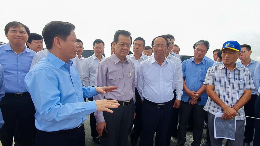 Phó Thủ tướng Lê Văn Thành (áo trắng) cùng đoàn công tác của Bộ GTVT khảo sát thực địa tại điểm đầu dự án cao tốc Châu Đốc - Cần Thơ - Sóc Trăng hồi cuối tháng 7-2022. Ảnh: BT