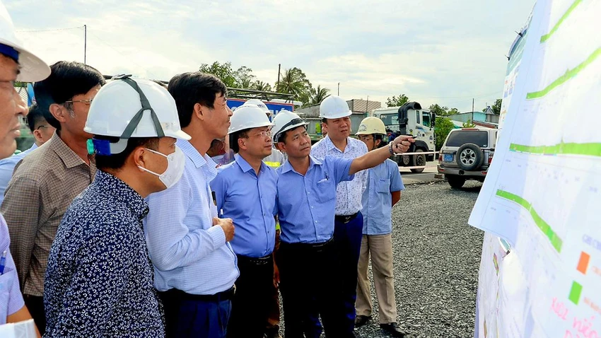 Thứ trưởng Bộ GTVT Nguyễn Duy Lâm (hàng trên, thứ hai từ phải sang) cùng đoàn công tác của Bộ kiểm tra tiến độ dự án nâng cấp Quốc lộ 1A. Ảnh: CHÂU ANH Thứ trưởng Bộ GTVT Nguyễn Duy Lâm (hàng trên, thứ hai từ phải sang) cùng đoàn công tác của Bộ kiểm tra tiến độ dự án nâng cấp Quốc lộ 1A. Ảnh: CHÂU ANH