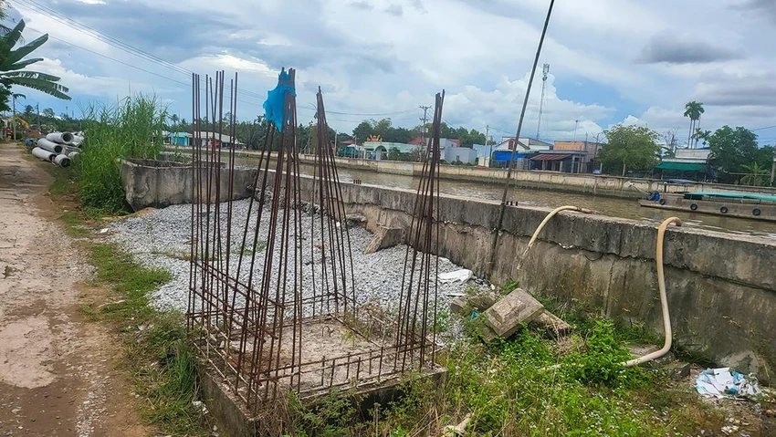 Lý giải về nguyên nhân chậm, chủ đầu tư dự án cho biết do công trình trải dài theo tuyến nên khối lượng thực hiện công tác bồi thường, hỗ trợ và tái định cư của dự án khá lớn, mất rất nhiều thời gian. Cạnh đó, công tác đo đạc, kiểm kê gặp nhiều khó khăn do đất trống, nhà vắng chủ không liên hệ được. Ngoài ra, còn một số nguyên nhân khác như: chi phí bồi thường, hỗ trợ tái định cư tăng so với dự án được duyệt; dịch bệnh COVID-19... Lý giải về nguyên nhân chậm, chủ đầu tư dự án cho biết do công trình trải dài theo tuyến nên khối lượng thực hiện công tác bồi thường, hỗ trợ và tái định cư của dự án khá lớn, mất rất nhiều thời gian. Cạnh đó, công tác đo đạc, kiểm kê gặp nhiều khó khăn do đất trống, nhà vắng chủ không liên hệ được. Ngoài ra, còn một số nguyên nhân khác như: chi phí bồi thường, hỗ trợ tái định cư tăng so với dự án được duyệt; dịch bệnh COVID-19...