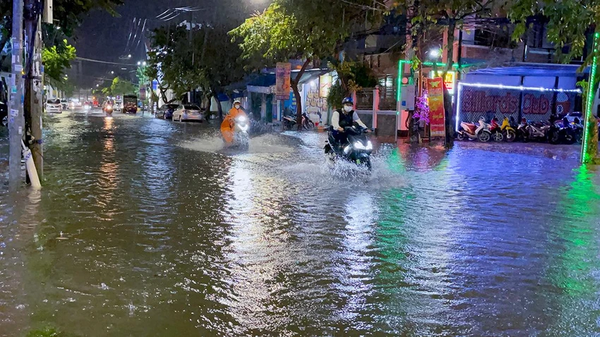 Đường Trần Ngọc Quế cũng bị ngập sâu, người dân lưu thông khó khăn. Đường Trần Ngọc Quế cũng bị ngập sâu, người dân lưu thông khó khăn.