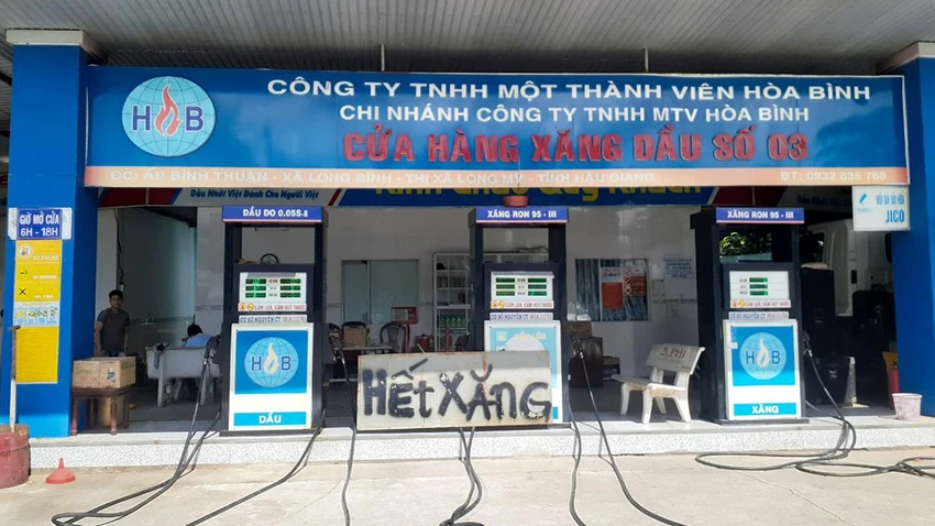Một cây xăng trên địa bàn thị xã Long Mỹ treo bảng hết xăng. Ảnh: HP Một cây xăng trên địa bàn thị xã Long Mỹ treo bảng hết xăng. Ảnh: HP