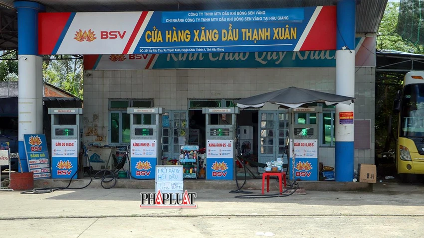 Cửa hàng xăng dầu Thạnh Xuân để bảng "hết xăng, hết dầu", trong khi nhiều cửa hàng khác trên Quốc lộ 61 đoạn thuộc huyện Châu Thành A vẫn mở bán bình thường. Ảnh: CHÂU ANH