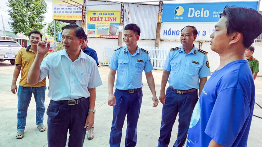 Ông Trần Văn Lâu (hàng trên, bìa trái), Chủ tịch UBND tỉnh Sóc Trăng dẫn đầu đoàn công tác của tỉnh kiểm tra tình hình hoạt động của cửa hàng xăng dầu . Ảnh: DIỄM HẰNG Ông Trần Văn Lâu (hàng trên, bìa trái), Chủ tịch UBND tỉnh Sóc Trăng dẫn đầu đoàn công tác của tỉnh kiểm tra tình hình hoạt động của cửa hàng xăng dầu . Ảnh: DIỄM HẰNG