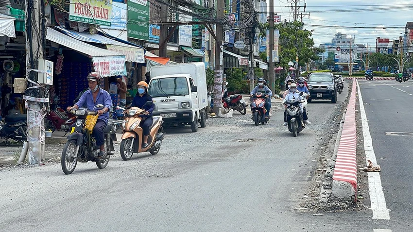 Ông Phạm Hồng Sơn (sinh sống ở đường Trần Phú), chia sẻ bản thân ông từng chứng kiến ba vụ tai nạn xảy ra tại đoạn dốc giáp nối vào ban đêm. Theo ông Sơn, đoạn đường này rất bất cập, không đồng bộ gây khó khăn, nguy hiểm cho người đi đường. Ông Phạm Hồng Sơn (sinh sống ở đường Trần Phú), chia sẻ bản thân ông từng chứng kiến ba vụ tai nạn xảy ra tại đoạn dốc giáp nối vào ban đêm. Theo ông Sơn, đoạn đường này rất bất cập, không đồng bộ gây khó khăn, nguy hiểm cho người đi đường.
