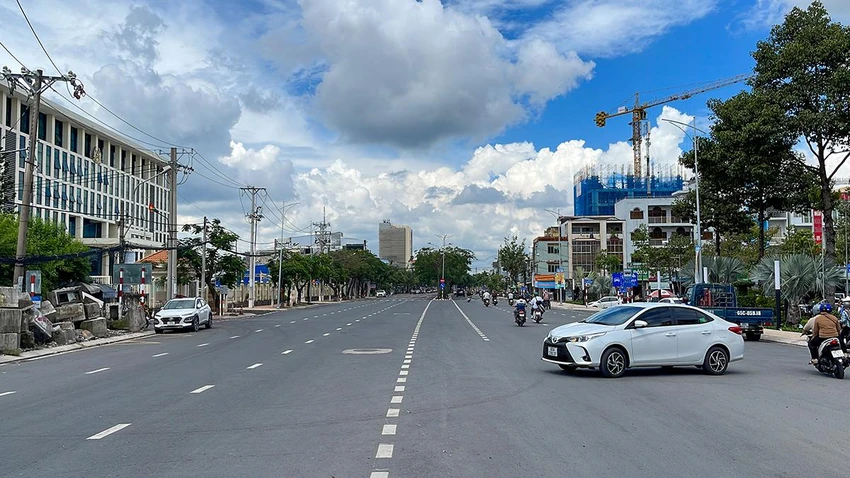 “Hiện chúng tôi đã xin ý kiến Sở Xây dựng để tham mưu cho UBND TP có ý kiến sớm để chúng tôi tiếp tục triển khai. Hiện, do còn ranh giải phóng mặt bằng vào một đoạn nữa, nếu nâng lên trong khi mặt bằng chưa xong sẽ mất an toàn giao thông hơn nữa. Tôi sẽ cho kiểm tra lại, đoạn nào chưa ổn sẽ cho dặm vá lại” - Chủ tịch UBND quận Ninh Kiều thông tin thêm. “Hiện chúng tôi đã xin ý kiến Sở Xây dựng để tham mưu cho UBND TP có ý kiến sớm để chúng tôi tiếp tục triển khai. Hiện, do còn ranh giải phóng mặt bằng vào một đoạn nữa, nếu nâng lên trong khi mặt bằng chưa xong sẽ mất an toàn giao thông hơn nữa. Tôi sẽ cho kiểm tra lại, đoạn nào chưa ổn sẽ cho dặm vá lại” - Chủ tịch UBND quận Ninh Kiều thông tin thêm.