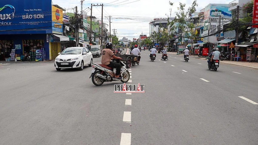 Tại đoạn giao với đường Hồ Tùng Mậu, do không có dải phân cách, không có biển báo hay đèn tín hiệu giao thông nên các phương tiện lưu thông “loạn xạ”, tiềm ẩn nguy cơ tai nạn giao thông rất cao. Ảnh: CHÂU ANH Tại đoạn giao với đường Hồ Tùng Mậu, do không có dải phân cách, không có biển báo hay đèn tín hiệu giao thông nên các phương tiện lưu thông “loạn xạ”, tiềm ẩn nguy cơ tai nạn giao thông rất cao. Ảnh: CHÂU ANH