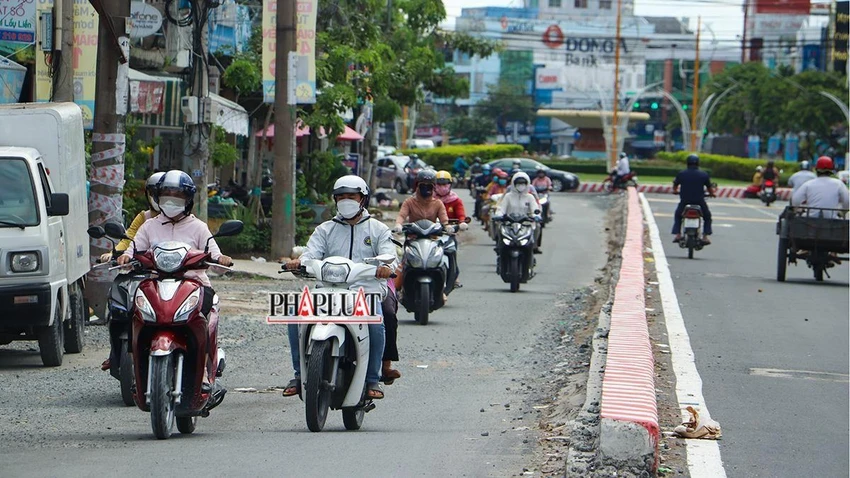 Trên toàn tuyến chỉ một đoạn khoảng 200m vẫn chưa đồng bộ, một bên đã được thi công hoàn chỉnh với ba làn xe, bên còn lại đường khá hẹp, mặt đường nham nhở. Ảnh: CHÂU ANH Trên toàn tuyến chỉ một đoạn khoảng 200m vẫn chưa đồng bộ, một bên đã được thi công hoàn chỉnh với ba làn xe, bên còn lại đường khá hẹp, mặt đường nham nhở. Ảnh: CHÂU ANH