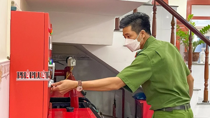 Lực lượng Cảnh sát PCCC&CNCH Công an TP kiểm tra hệ thống PCCC tại các cơ sở kinh doanh dịch vụ karaoke. Lực lượng Cảnh sát PCCC&CNCH Công an TP kiểm tra hệ thống PCCC tại các cơ sở kinh doanh dịch vụ karaoke.