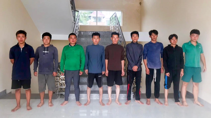 Nhóm người này khai tất cả là người Trung Quốc, đi từ tỉnh Phúc Kiến đến Campuchia để khai thác hải sản. Ảnh: Biên phòng Kiên Giang