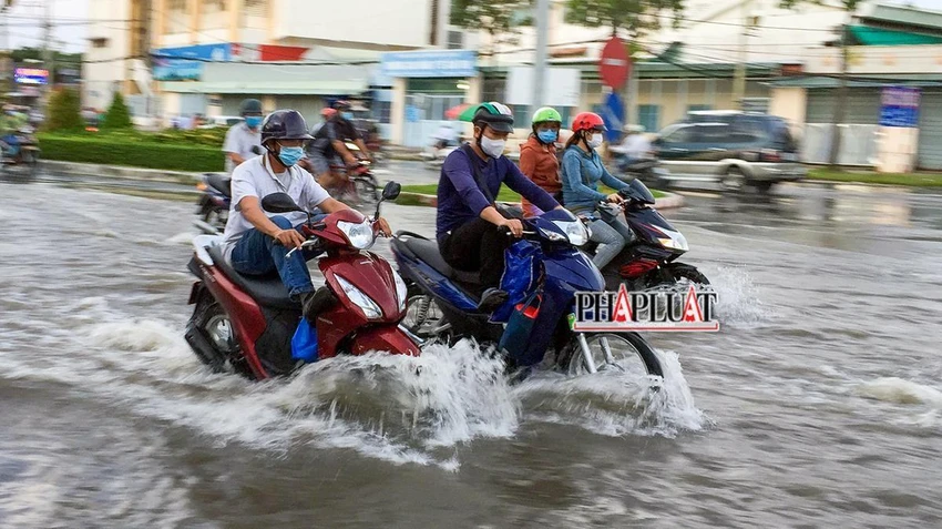 Sở GTVT TP Cần Thơ yêu cầu các địa phương kiểm tra các nắp hố ga trên vỉa hè, mặt đường để có giải pháp cố định an toàn khi áp lực nước dâng cao gây bong bật, tạo thành các hố sâu gây nguy hiểm cho người tham gia giao thông. Ảnh minh họa: CHÂU ANH Sở GTVT TP Cần Thơ yêu cầu các địa phương kiểm tra các nắp hố ga trên vỉa hè, mặt đường để có giải pháp cố định an toàn khi áp lực nước dâng cao gây bong bật, tạo thành các hố sâu gây nguy hiểm cho người tham gia giao thông. Ảnh minh họa: CHÂU ANH