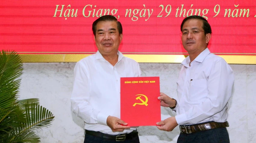 Ông Đồng Hoàng Dũng (bìa trái), Chánh Văn phòng UBND tỉnh Hậu Giang được điều động, bổ nhiệm giữ chức Chánh Văn phòng Tỉnh ủy. Ảnh: KHƯƠNG DUY