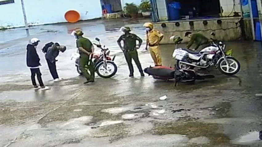 Em NHĐ kể: ":Biết là chạy không thoát, nên em có ý định xuống xin lỗi các chú, nhưng vừa dừng xe, chưa kịp nói gì thì bị đánh tới tấp. Trong lúc bị đánh, em cũng có xin lỗi nhiều lần, nhưng hai chú công an không nghe, vẫn đánh tiếp. Không chỉ mình em bị công an đánh mà người bạn ngồi sau là em LTL (15 tuổi) cũng bị đánh. Bạn L. cũng có cúi đầu xin lỗi mà vẫn bị đánh. Thậm chí các chú còn lấy nón bảo hiểm đánh em và L". Ảnh cắt từ video. Em NHĐ kể: ":Biết là chạy không thoát, nên em có ý định xuống xin lỗi các chú, nhưng vừa dừng xe, chưa kịp nói gì thì bị đánh tới tấp. Trong lúc bị đánh, em cũng có xin lỗi nhiều lần, nhưng hai chú công an không nghe, vẫn đánh tiếp. Không chỉ mình em bị công an đánh mà người bạn ngồi sau là em LTL (15 tuổi) cũng bị đánh. Bạn L. cũng có cúi đầu xin lỗi mà vẫn bị đánh. Thậm chí các chú còn lấy nón bảo hiểm đánh em và L". Ảnh cắt từ video.