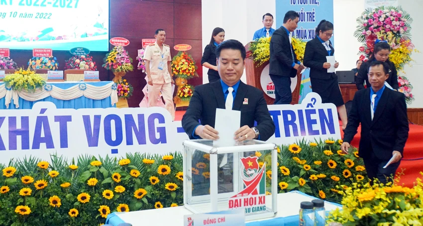 Ông Bùi Hữu Lộc tái đắc cử chức Bí thư Đoàn TNCS Hồ Chí Minh tỉnh Hậu Giang, nhiệm kỳ 2022-2027. Ảnh: LÂM ĐỒNG Ông Bùi Hữu Lộc tái đắc cử chức Bí thư Đoàn TNCS Hồ Chí Minh tỉnh Hậu Giang, nhiệm kỳ 2022-2027. Ảnh: LÂM ĐỒNG